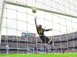 Al estilo Messi. El argentino cobró el tiro libre directo de forma magistral, para poner adelante al Barcelona. AFP /