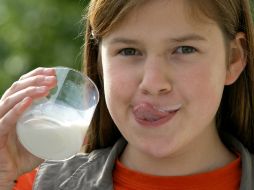 La leche es un alimento con mucho valor proteínico y rico en calcio, magnesio, selenio y vitaminas. AP / ARCHIVO