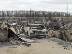 Cerca de 200 bomberos se mantienen en la zona para seguir combatiendo el fuego. AP / R. Remiorz