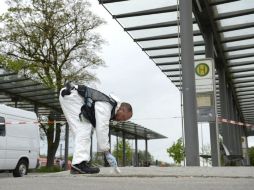 Investigadores forenses inspeccionan los alrededores de la estación de Grafing. EFE / A. Gebert