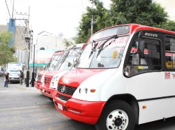 Aseguran que subir a usuarios en doble fila los pone en riesgo. EL INFORMADOR / ARCHIVO