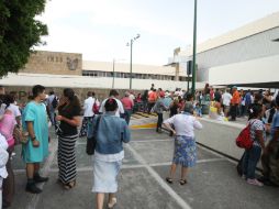 El sismo de ayer miércoles tomó por sorpresa a todos los tapatíos que rápidamente evacuaron los edificios. EL INFORMADOR / R. Tamayo