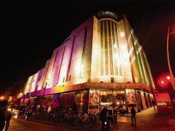 Está situado en un inmueble art decó construido en 1940, que de los años cincuenta a los noventa del siglo XX se utilizó como cine. ESPECIAL /