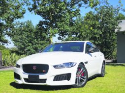 Al acecho. Los faros van abriéndose paso desde el centro hacia las laterales. ESPECIAL /