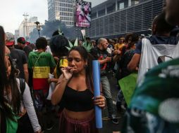 Brasileños marchan nuevamente para pedir que se legalice la mariguana, la crisis política también ganó espacio durante la marcha. EFE / R. Nogueira
