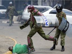 La Policía desplegó a decenas de agentes y vehículos blindados antidisturbios por las calles de la ciudad. AP / B. Curtis