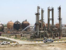 La parte superior de una de las unidades de procesamiento de gas estalló, y bomberos tardaron horas en controlar las llamas. EFE / A. Abbas