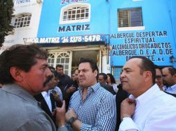 Aristóteles Sandoval (c) habla con familiares de una de las 271 personas rescatadas ayer del albergue Despertar Espiritual. EFE / U. Ruiz