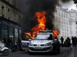 Cerca de la concentración de policías, una patrulla es incendiada y sus dos ocupantes resultan heridos leves. EFE / Y. Valat