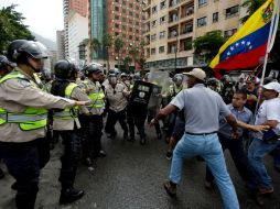 El enfrentamiento entre cuerpos de seguridad y civiles dejaron al menos cuatro heridos y más de una decena de detenidos. AP / F. Llano