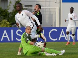 Momento en que Sehrou Guirassy de Francia vence al portero Lajud de México. AFP / B.Horvat