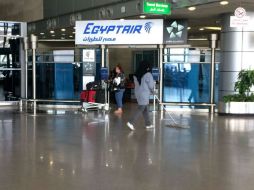 Tras darse a conocer la noticia, la comunidad internacional brindó su apoyo para localizar el aeroplano. AP / A. Nabil