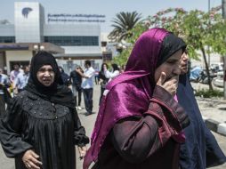 Familiares llegan a la terminal aérea; de los ocupantes, 56 eran pasajeros, siete tripulantes y tres agentes de seguridad. AFP / K. Desouki