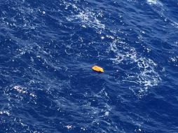 Wahba destaca que además del chaleco salvavidas, encontraron también parte de lo que parece ser uno de los asientos del avión. FACEBOOK / Tarek Wahba