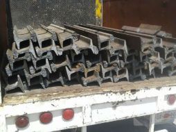 Los detenidos utilizaron un equipo de sopletes para remover los rieles y subían las piezas a un camión. ESPECIAL / Fiscalía General del Estado