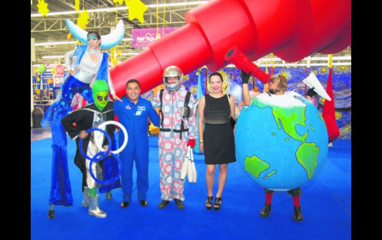 El astronauta — de traje azul— ofreció una conferencia en Papirolas. ESPECIAL / J. Hoyos