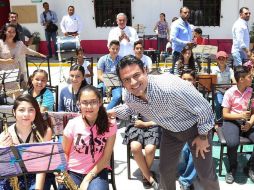 Aristóteles Sandoval visitó a los niños que participan en el programa ECOS. FACEBOOK / jaristoteles.sandoval