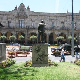 Retienen a menor por daños a estatuas de la Rotonda