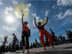 Simpatizantes del candidato Alexander Van der Bellen bailan durante un evento político. AFP / J. Klamar