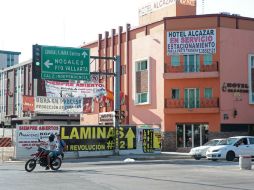 Negocios en calzada Independencia y Revolución montaron anuncios para avisar que continúan ofreciendo sus servicios. EL INFORMADOR / M. Vargas