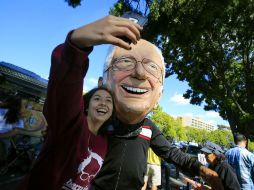 Simpatizantes latinos de Bernie Sanders a la espera de un mitin en el Kimball Park. FACEBOOK / H. Lipin