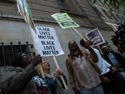 Una decena de manifestantes estaban fuera del edificio de la corte mientras se leyó el veredicto. AFP / N. Kamm