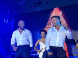 Hacia el final de la canción se les unió la novia. INSTAGRAM / amaurynolasco
