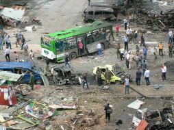 Fueron tres ataques suicidas y cuatro coches bomba, según la policía. AP /