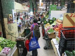 En el primer trimestre de 2016, el 37.6 %de la población en el ámbito urbano no pudo comprar la canasta alimentaria. EL INFORMADOR / ARCHIVO
