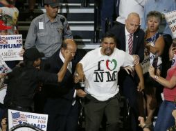 Policías con equipo antimotines bloquearon a los manifestantes cuando trataban de entrar a la instalación. AP / B. Linsley