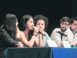 Presentación. Sheila Bañales (con el microfono en las manos), una de las ganadoras que comenzarán el ciclo de lecturas. EL INFORMADOR / E. Barrera