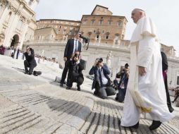El papa Francisco llega a la Plaza de San Pedro  para celebrar su tradicional Audiencia General de los Miércoles. EFE / M. Brambatti