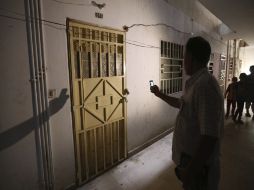 Un hombre fotografía la casa donde fueron asesinados dos hombres, entre ellos el mulá Ajtar Mansur, durante un bombardeo. EFE / R. Khan