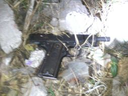 En el mismo lugar, los oficiales encuentran unja pistola tipo escuadra calibre .38 Súper. ESPECIAL / Policía de San Pedro Tlaquepaque