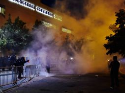 En Nuevo México, protestantes lanzaron camisetas en llamas, envases plásticos y otros objetos contra la policía. AP / R. Rosales