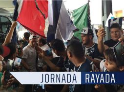 Los futbolistas se limitaron a saludar y conceder algunas fotografías en la terminal aérea. TWITTER / @Rayados