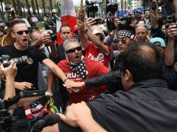 Luego de que Trump se retiró este miércoles, un pequeño grupo de manifestantes permaneció en la zona. AFP / M. Ralston