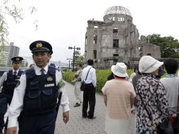 Policías vigilan el Parque de la Paz, en donde se encuentra el único edificio que sobrevivió al ataque: el Gembaku Domu. EFE / K. Ota