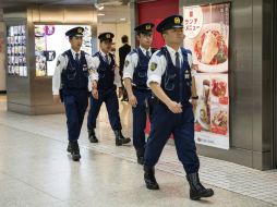 Policías vigilan una estación de tren; más de 19 mil agentes están dispersos por distintos puntos de Tokio. EFE / C. Jue