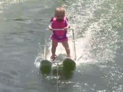 La niña se mantuvo de pie hasta que el bote llegó al final del lago. AP / World Barefoot Center