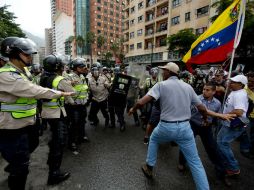 ''Se ha llevado al país a unos índices de pobreza y desabastecimiento que parecen mentira en un país tan rico como este'', demandan. AP / ARCHIVO