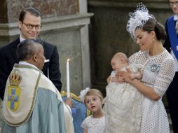 El príncipe Óscar, junto a su madre la princesa heredera Victoria, su hermana Estela y su padre el príncipe Daniel. AP / J. Ekstromer