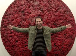 ''Yugen'' presenta siete lienzos de gran escala con destellos plateados junto a piedras volcánicas pintadas en color oro. NTX / ARCHIVO