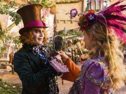 Las puertas del País de las Maravillas se abren de nueva cuenta para todos nosotros y reencontrarnos con la Alicia de Mia Wasikowska. ESPECIAL / DISNEY
