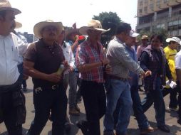 Rubén Núñez, líder de la Sección 22 de la CNTE en Oaxaca, marcha rodeado de maestros afines por Paseo de la Reforma. SUN /