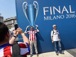 La ciudad está llena de aficionados al futbol; la policía dice que el paquete sospechoso era una bolsa con regalos para niños. EFE / D. Dal