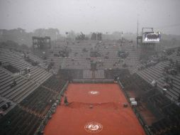 Serena Williams y Kristina Mladenovic disputaban el ''break'' del segundo set cuando se presentaron las lluvias. AFP / P. Lopez