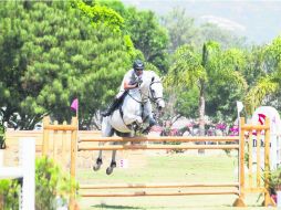 Prueba estelar. El jinete del Club Hípica, a lomos de “Cocalero”, realiza su recorrido en la prueba libre a 1.30 metros. EL INFORMADOR / P. Franco