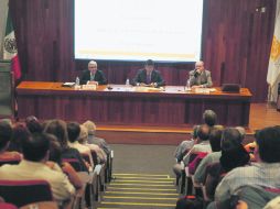 Anécdotas. José María Muriá y Enrique Dau detallaron de forma amena el nacimiento de la biblioteca. EL INFORMADOR / A. Hinojosa