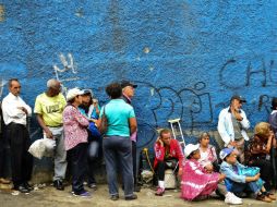 En el país aumenta la escasez de productos de primera necesidad y se frena el comercio exterior por las reglas cambiarias de divisas. AFP / R. Schemidt
